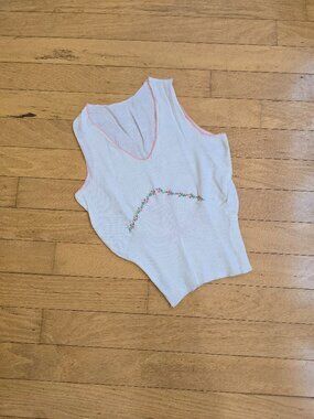 Vintage 70s | Whimsy White Floral Crop Top Knit Sweater Vest | WMS XS